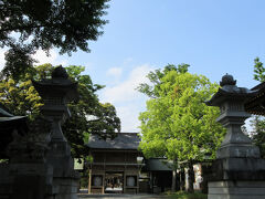 5/4 翌週、太宰のお墓参りへ

大國魂神社のくらやみ祭へ行った後、禅林寺へ
5月だというのにもう暑い。歩いても15分くらいだけど、三鷹駅からバスに乗ろう。「八幡前」で下車
八幡様があったのでお参りしていこう。境内が広い