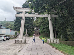国道152を隔てて駐車場がありますが、並んでいて入れなかったので、北側のドンキの広ーい駐車場（店から距離がある部分はガラガラでした）に停めさせていただきました。もちろんドンキで買い物しましたよ。