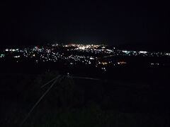 四季島は、直江津から越後トキメキ鉄道、しなの鉄道を走り、善行寺平の夜景を楽しむため、２２時４１分姨捨駅に到着。ここで３０分ほど停車　下車して夜景の撮影などを楽しみます。深夜の姨捨駅は我々だけしかいない不思議な空間になっています。幸いに天気がよく、満月に近い月もきれいに見えました。

四季島は２３：１２　姨捨駅を発車して、松本駅へ向かいます。松本では深夜約４時間停車しますので、寝台車は揺れて眠れないという方も、揺れない車内で、ぐっすりと睡眠をとることができます。
