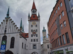 マリエン広場からヴィクトアリエンマルクトへ行く途中にある旧市庁舎