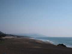 反対側にはひたすら砂浜が続きます。「片浜十三里」と言って、ここから浜名湖まで約50ｋｍ真っ直ぐな海岸線が続いているそうです。
