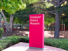 引き続きコンピュータ関係の見物です。
#40バスでComputer History Museum[https://computerhistory.org/]にやってきました。
Silicon Valleyだからこその博物館ですね。
設立にあたって、IT有名企業ずらりと寄付しているのはさすがです。
思った以上に見学者がいます。