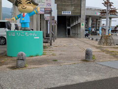 室戸岬から走り続けること30km，やってきたのは奈半利駅。
土佐くろしお鉄道の始発駅です
