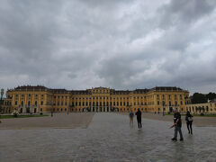 8:17に到着

私たちは、日本でオンラインでウィーンパス３日券を買ってきていました。定価で165ユーロが、公式サイト(Vienna Passで検索）でオンラインで買うと10%オフで、148ユーロでした。二人で6000円もお得。
二人で296ユーロ＝53,106円

「ウィーンパスは元を取れるのか！？」という検討している方がいて、私も悩んだのですが、丸３日ウィーンで過ごし、いちいち頭で値段を計算しなくて（金額にショックを受けなくて (汗)）良いし、ストレスフリーで楽しめるので買って良かったと思いました。特に、Fast Laneでさっと入れる施設がいくつもあり、パスが無かったら予約がいっぱいで入れないこともありました。元を取るには一日５０ユーロ分なので、余裕でした。
なお、スマホでQRコードをかざすのは電池切れなどの可能性もあるので、紙でQRコードをプリントアウトしてきました。おすすめです！