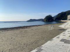 宿泊場所に行くのにはちょっと早いので
松崎海水浴場辺りをブラブラと