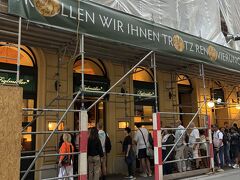 支店があります。
私たちはこちらの支店の予約を17時からしていました。

この写真は食事を終えた、18時半頃撮りましたが、長蛇の列でした。
17時でも数名は並んでいました。

私達は、10日ほど前に公式HPから予約したのですが、かなりの枠が埋まっていました。
予約は早めにした方が良さそうです。

あと、こちらは前日に予約確認のメールが来たのですが、答えないとキャンセルになってしまうようです。