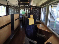 ようやく乗車
１号車の、窓の外を向いて、ゆったり座れるシングルシート
売店に一番近い席★