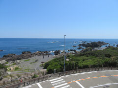 室戸岬の観光案内所に車を止めて、併設の展望台に上がりました。この展望台から岬の先端が見えます。