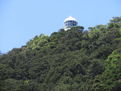 頂上近くに灯台が見えました。室戸岬灯台です。土佐湾を走る船には重要な灯台です。山の上には灯台のほか、四国お遍路のお寺、最御埼寺もあります。国道をそれて登っていく道があります。