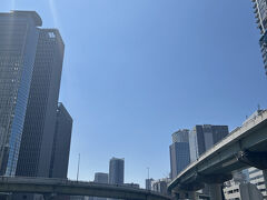 渡辺橋を渡ります。今日も暑い！早く屋内へ行かなきゃε≡≡ﾍ( ´Д`)ﾉ