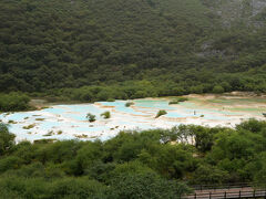 五彩池（ごさいち）

池の数は693あり、日の光によって水は青や緑　黄色など5つの色を帯びることからこの名前が付きました。
あのちょろっと見える塔もおよそ600年前に建てられました。
当時は2ｍの高さがありましたが、石灰が堆積し、現在は一部しか見えません。