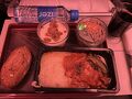 ドーハまで約11時間。久しぶりのロングフライトを恐れていましたが全然快適！
機内食は2回出ましたが美味しかったです。
写真は1回目。チキングリルのトマトソースだったかな。