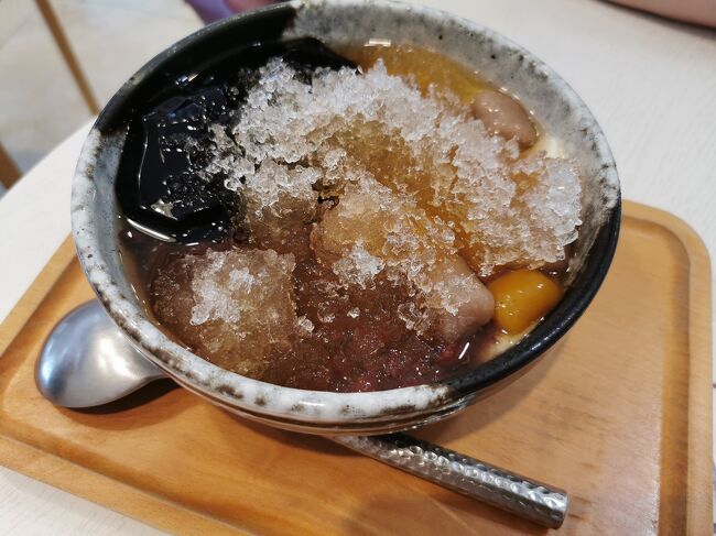 手工豆花　70元<br />トッピングは３種類から選択可<br />紅豆、雙色芋圓、嫩仙草（仙草ゼリー）にしました<br />シロップは牛乳や豆乳も選べます<br />やさしい味～(・∀・)