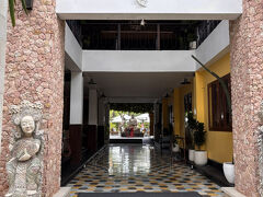 ベトナム料理屋さんのすぐ後ろはホテル。
