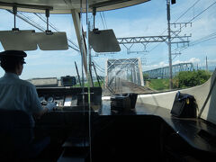 今回は先頭車の座席にしました。伊勢志摩ライナーはやっぱりこれが醍醐味の一つ。
でも小田急ロマンスカーのように最前列の座席からの景色ではありません。