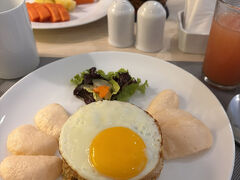 ◇9日目 深夜雷雨 曇り時々雨

この日の夜中今までバリ島で経験したことがないような激しい雷雨が降りました。
幸いサヌールは歩道の工事とともに治水工事中であちこちに工事中の穴があるおかげで冠水しませんでした。ニュースではデンパサールを始め各地の川が氾濫し洪水が起き、家屋が崩壊、亡くなる方もでました。たくさんの車両も水没したそうです。亡くなった方々のご冥福をお祈りいたします。

明け方ホテルでも雨漏り。すぐに気が付き荷物を移動させ被害には遭いませんでしたがこんなことは初めて。
雨漏りが気になって眠れなくなった連れ合い。起きちゃったことはどうにもならないからとにかく寝ちゃおうと爆睡の私。大事が起きたら助からないだろうな。

雨の合間に荷物をすぐ近くの次のホテルに移動させ、チェックアウトします。