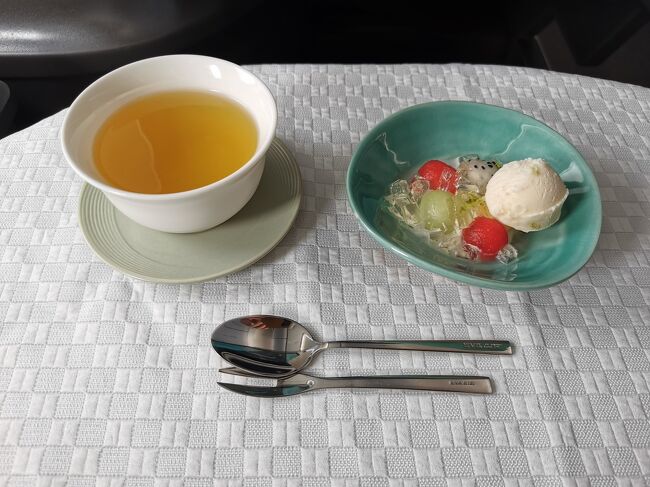 デザートはフルーツゼリーバニラアイス添え<br />