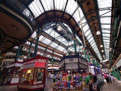 リーズのホテルは駅前だ。荷物を預けて街に出る。いくつもある市場やショッピングモールをぶらつきながら、川沿いの再開発地区に向かう。