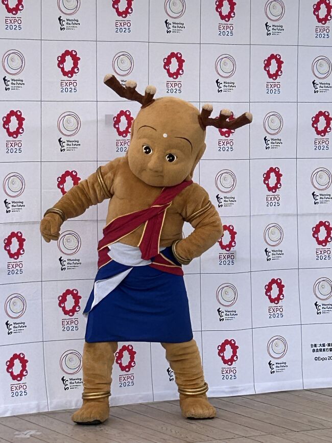 ポップアップステージ東外では奈良県の人気ゆるキャラ「せんとくん」のショーに人だかり。