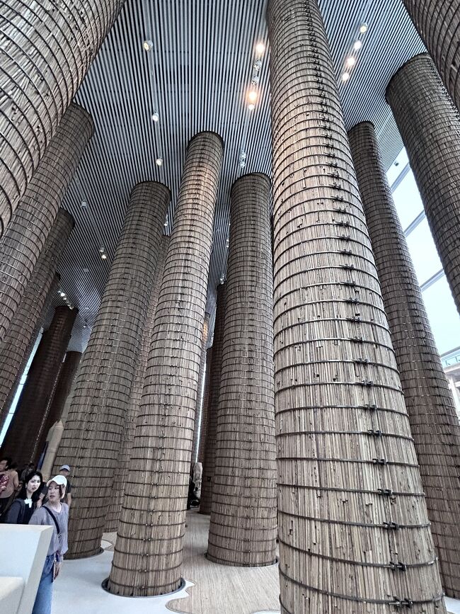 ナツメヤシ(Date Palm)の葉軸が巻かれた高さ16メートルの柱が90本並んでいる。<br />ナツメヤシは、中東では「生命の木」と呼ばれていて、デーツの実がなる木。<br />柱が並んでいるだけなのに、神殿のような荘厳さを感じる。<br />