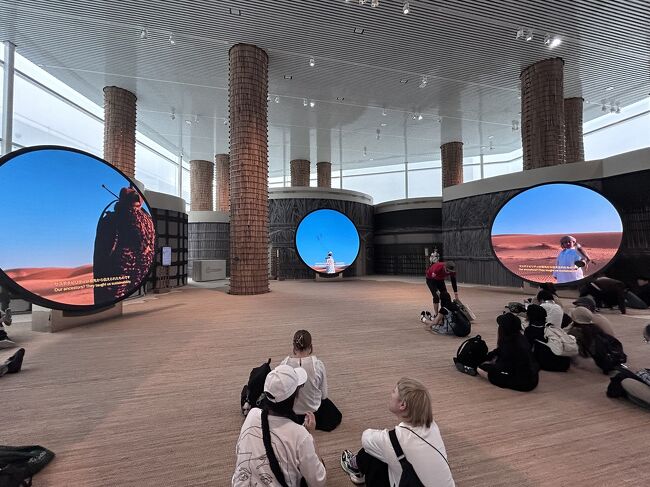 パビリオン奥のスペースでは、UAEの風景を映し出すスクリーンがあり、好きな場所に座って鑑賞するスタイル。見ている人はまばら。