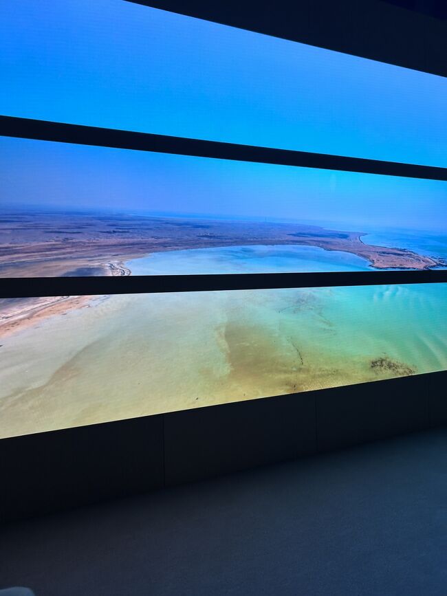 ペルシャ湾に面した国、カタール。<br />スクリーン映し出される砂漠と海の映像が美しい。<br /><br />