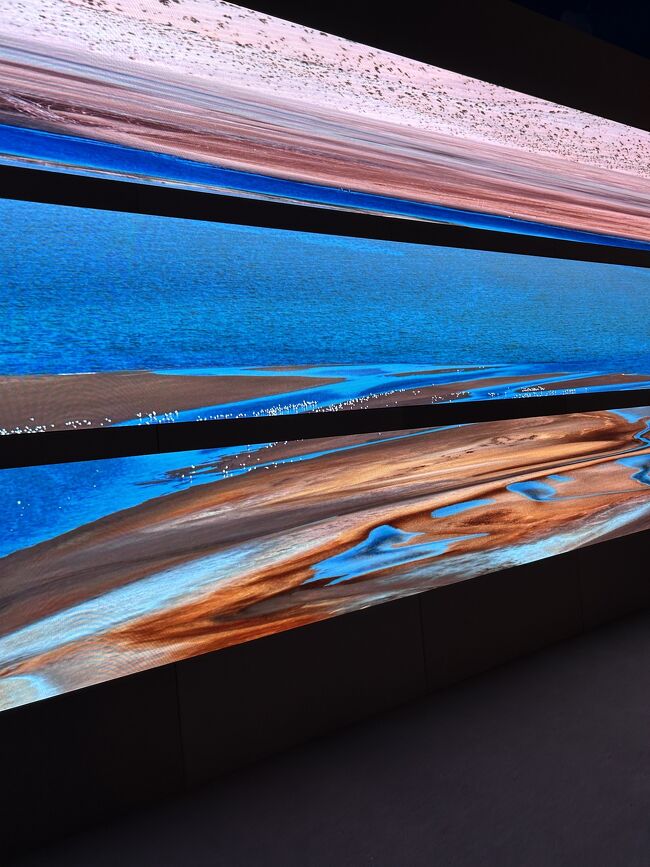 カタール南東部にある「ホール・アル・ウデイド」は、砂漠の砂が海に流れ込む珍しい地形の「インランド・シー」(内海)として知られている場所。いつか行ってみたいと思っていた。<br />今回のカタールパビリオンでは砂漠と海の共存を私たちに示してくれている。