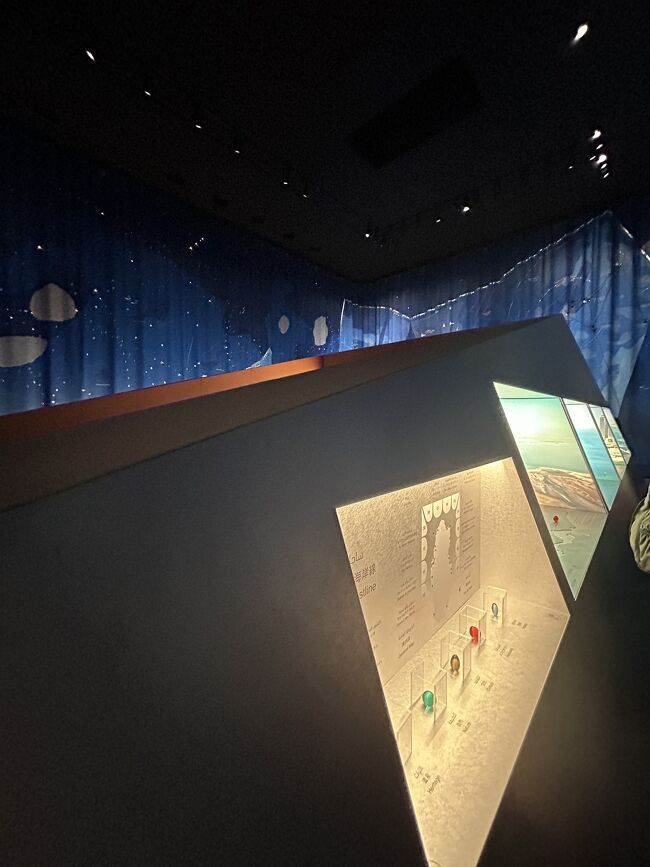 土禁エリア内では照明が落とされていて、カタールの海岸線に関する説明があった。