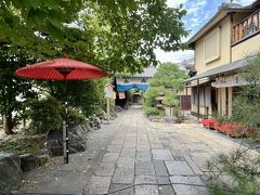 お隣の新選組隊士の皆様が宿泊されていた八木邸も行こうとしたのだけれど・・
和菓子屋さんの方のガイドは、時間制で区切りがあって・・
ランチの時間に間に合わなくなりそうなので、今回は諦めて次回リベンジ(;^ω^)
ジャイアンは・・ガックリ＿|￣|○