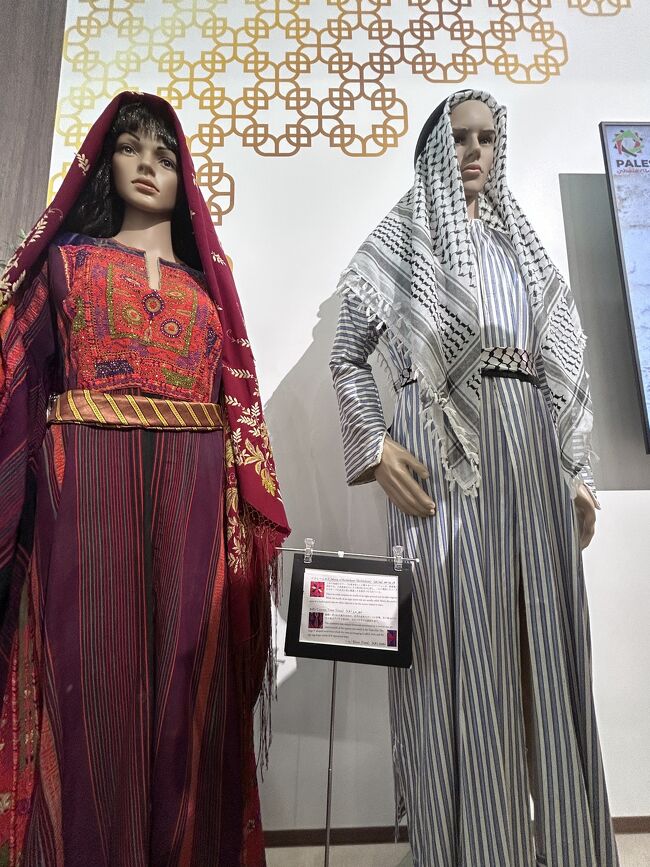 民族衣装の展示。マネキンの顔がちょっと怖い。