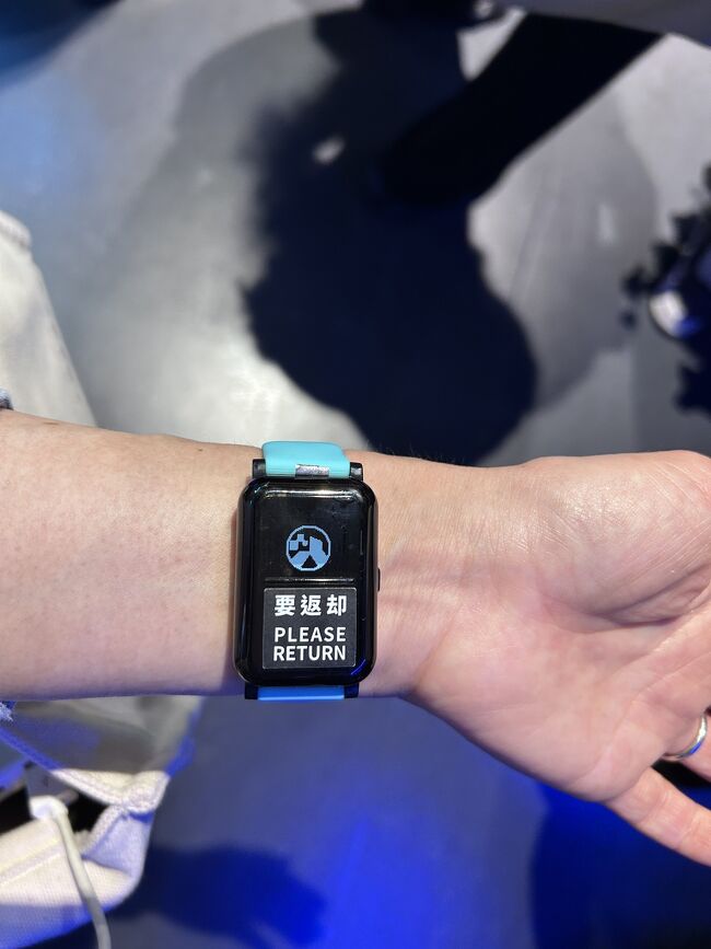 スマートウォッチを受け取り、ライフ、ネイチャー、フューチャーの３つの劇場を探検するパビリオンへ、いざスタート。