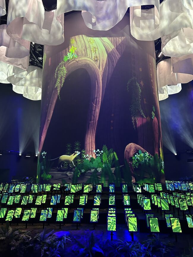 一つ目の劇場：ライフ。<br />デジタルのモニュメントにさまざまな動植物、鳥や木が映し出され、タブレットが呼応するように動いていく。