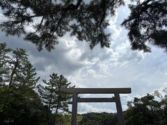 ジ「伊勢神宮内宮に到着！バスで20分くらいだったけど、バスが遅れたからちょっと焦った。帰りの電車の時間まであと1時間だよ！」