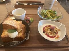 ２日目
「ホセ・ルイス」での朝食

・スペイン風オムレツ
・フライドチキン
・グリーンカレー
・フレンチトースト
から選べます。

写真はフレンチトーストです。
ふわふわでとろっとした口当たりです。