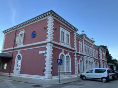 ちょっとプーラ駅に来てみました。
本当はプーラには鉄道で来てみたかったけど...結局スロヴェニアからの国際列車が無いみたいで。バルカン半島はバスは便利ですが、その反面鉄道路線は全く発展していません。この駅舎が作られたのもイタリア領時代？