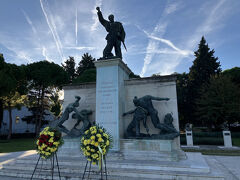 第二次世界大戦時のパルチザン記念碑。
いかにもユーゴスラヴィアって感じ。