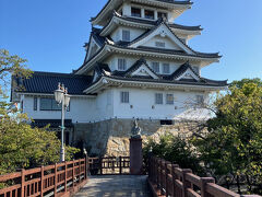 墨俣一夜城
後に秀吉となる木下藤吉郎が、信長の美濃攻めの足掛かりにするため一夜で築いたと伝わる墨俣一夜城。実際には天守はなく、天正の大洪水（16世紀後半）で木曽三川の流れが変わり墨俣の戦略上の重要性が失われると城として使用されなくなったのだそうです。天守は平成に入り大垣城を模した歴史資料館として建てられています。