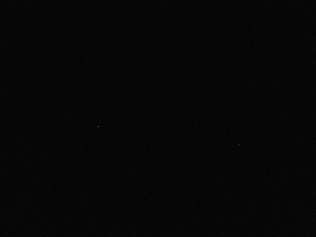 星空ツアーのおじさんが、雲間の合間から星の説明をしてくれました。<br />何も見えませんが、肉眼では結構星が見えました。<br />双眼鏡もいい仕事をしてくれました。<br /><br />心の中であれがデネブ、アルタイル、ベガなんて思いながら星をみました。<br />ちなみにちゃんとデネブ、アルタイル、ベガの説明ありました。<br /><br />南十字星はほんの少し…ふんわりと見ることができました。<br />快晴だったらそれはもうとんでもない美しさなんだろうなと思いました。<br />リベンジしたいです。<br /><br />ちなみに蚊半端ないです。<br />虫除け絶対するべき。<br />一匹仕留めました。