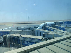 今回ドバイから搭乗してきたエミレーツ航空の機体です。
バックには何もない砂漠の大地が遠くまで広がっています。
砂漠の大地の光景を見ると中東にやって来た実感が最も
湧いてくる瞬間でもあると思います。入国が楽しみです～