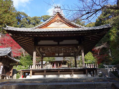 階段を登った場所には神楽殿。
石座と書いて、いわくらと読むようです。