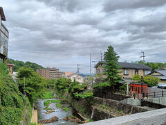 ９月にしてはちょっと肌寒い、青空１つない絶好の温泉日和です