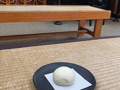 「和菓子工坊 ありま」

最初にAIが一押した酒まんじゅうを食べます、1個１００円（安い）