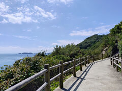 海沿いの道を進みつつ