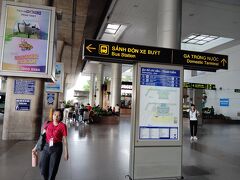 7時、ベンタイ市場から152番バス、30分で空港。