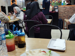 ガンビル駅1階飲食店へ。無難にナシゴレン、懐かし。