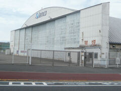 航空機の格納庫なのでしょう。

調布飛行場のターミナルビルの傍にあります。
向かいには、旧陸軍の掩体壕があります。
