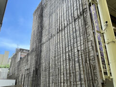 解体された建物のお隣さんの壁。なんか芸術的な感じのする板目です。