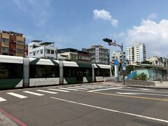 ライトレールの文武聖殿駅到着！
悠遊カードでも乗れるし
駅に販売機があり
現金でもチケットが買えます。
カード残高が無かったので
チケット買いました。
硬貨しか使えないのでお気をつけて^ ^