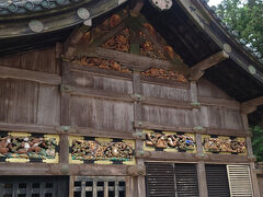 門のすぐ左手にはあの有名な三猿がいます。そもそもは厩の外壁に掘られた彫刻で人の一生が描かれたものだそうです。ちょうど、ツアーガイドの方がお客さんに説明されていたのですこしだけ一緒に聞かせていただきました。

結局、境内を回るタイミングがこのツアーの方々とあちこちでかぶり、説明のおこぼれを少しだけいただいたのですが、このガイドさんの説明がうますぎて居合わせた他の参拝者からも拍手が起こっていました。