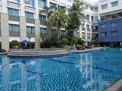 広いプールでのんびり。